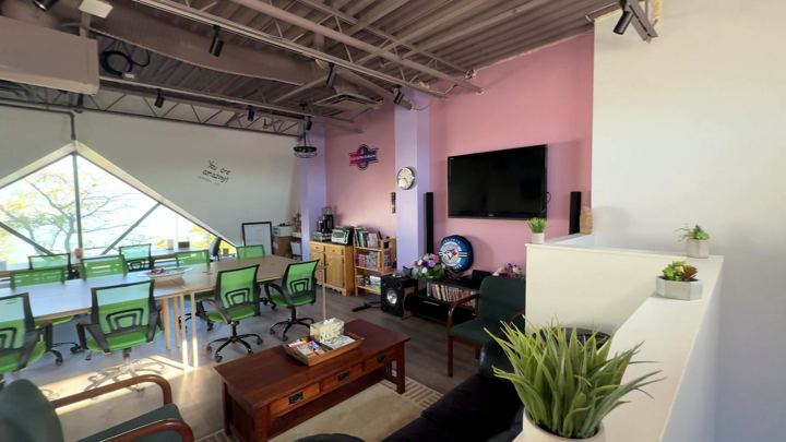 Upper-level lounge